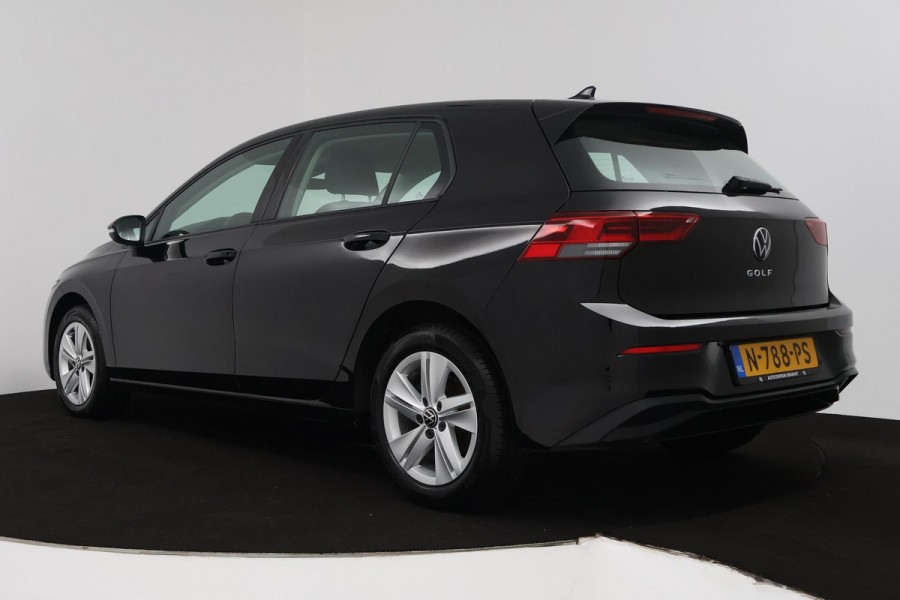Volkswagen Golf 1.0 TSI Life (PARKEERSENSOREN, CAMERA, SFEER, CRUISE CONTROL ADAPTIEF, PARKEERSENSOREN, NAVIGATIE, NL-AUTO)