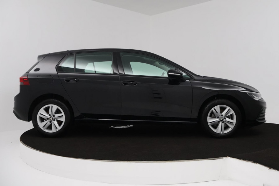 Volkswagen Golf 1.0 TSI Life (PARKEERSENSOREN, CAMERA, SFEER, CRUISE CONTROL ADAPTIEF, PARKEERSENSOREN, NAVIGATIE, NL-AUTO)