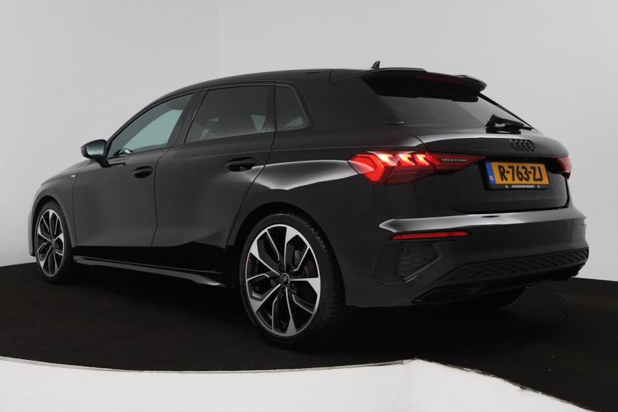 Audi A3 Sportback 35 TFSI S edition (PARKEERSENSOREN, ACHTERUITRIJCAMERA, STOELVERWARMING, SFEERVERLICHTING, NAVIGATIE, NL-AUTO)