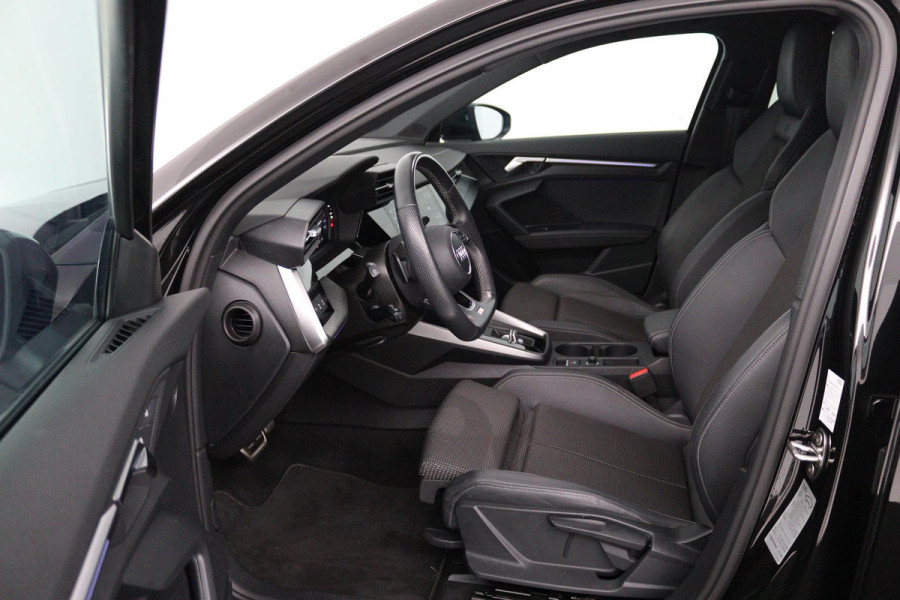 Audi A3 Sportback 35 TFSI S edition (PARKEERSENSOREN, ACHTERUITRIJCAMERA, STOELVERWARMING, SFEERVERLICHTING, NAVIGATIE, NL-AUTO)