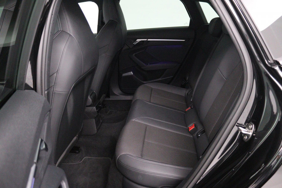 Audi A3 Sportback 35 TFSI S edition (PARKEERSENSOREN, ACHTERUITRIJCAMERA, STOELVERWARMING, SFEERVERLICHTING, NAVIGATIE, NL-AUTO)