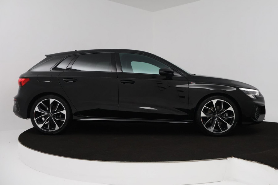Audi A3 Sportback 35 TFSI S edition (PARKEERSENSOREN, ACHTERUITRIJCAMERA, STOELVERWARMING, SFEERVERLICHTING, NAVIGATIE, NL-AUTO)