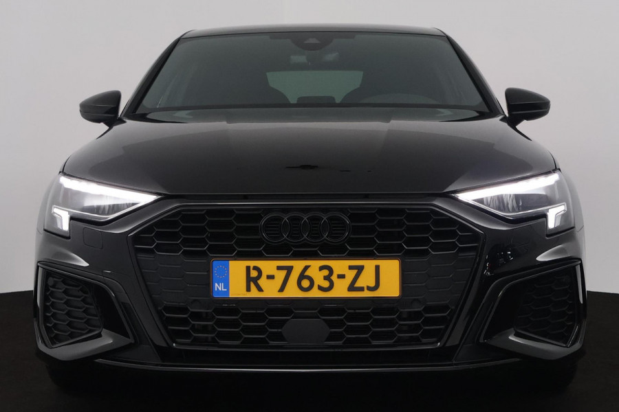 Audi A3 Sportback 35 TFSI S edition (PARKEERSENSOREN, ACHTERUITRIJCAMERA, STOELVERWARMING, SFEERVERLICHTING, NAVIGATIE, NL-AUTO)