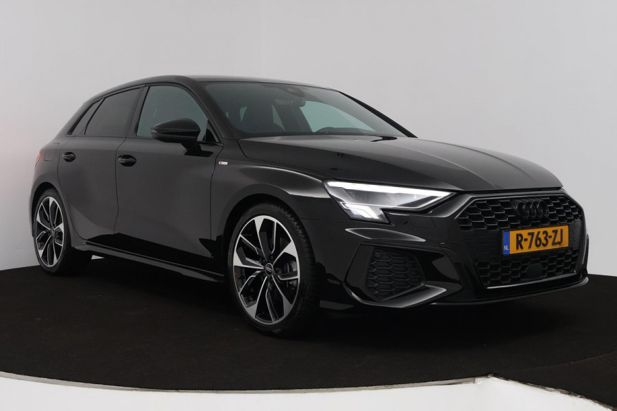 Audi A3 Sportback 35 TFSI S edition (PARKEERSENSOREN, ACHTERUITRIJCAMERA, STOELVERWARMING, SFEERVERLICHTING, NAVIGATIE, NL-AUTO)