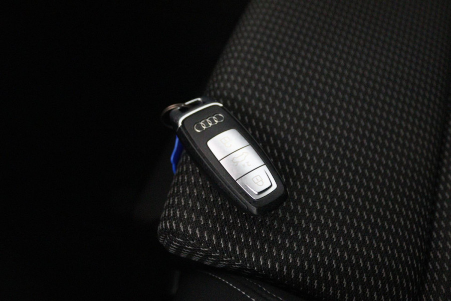 Audi A3 Sportback 35 TFSI S edition (PARKEERSENSOREN, ACHTERUITRIJCAMERA, STOELVERWARMING, SFEERVERLICHTING, NAVIGATIE, NL-AUTO)