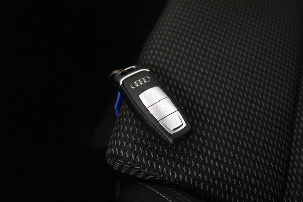 Audi A3 Sportback 35 TFSI S edition (PARKEERSENSOREN, ACHTERUITRIJCAMERA, STOELVERWARMING, SFEERVERLICHTING, NAVIGATIE, NL-AUTO)