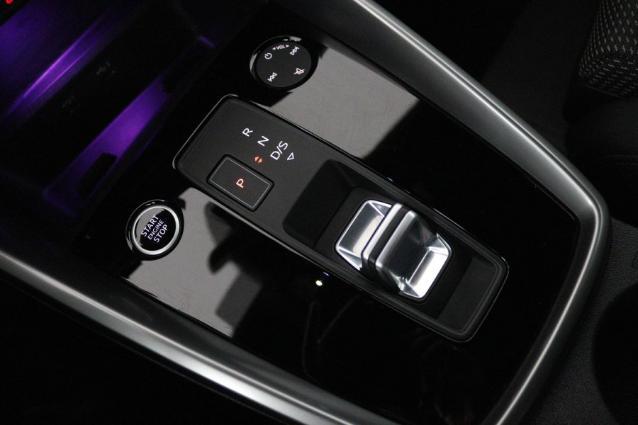 Audi A3 Sportback 35 TFSI S edition (PARKEERSENSOREN, ACHTERUITRIJCAMERA, STOELVERWARMING, SFEERVERLICHTING, NAVIGATIE, NL-AUTO)