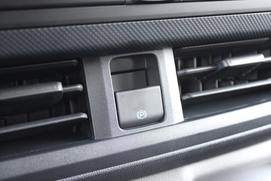 Ford Transit Custom 320 2.0 TDCI L2H1 Trend DC 136pk - Carplay - Android - Camera - Trekhaak - LED koplampen - Stoelverwarming - Draadloos laden - R