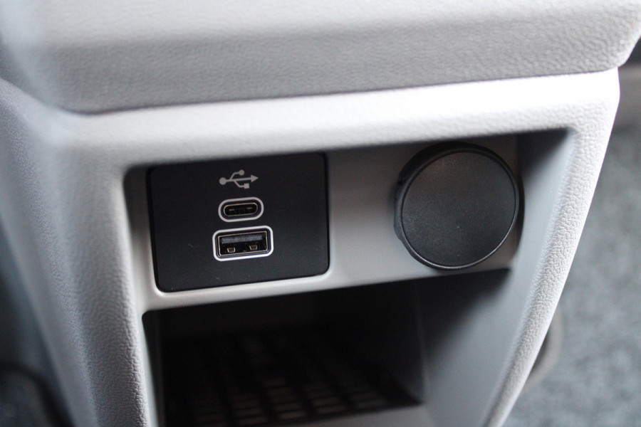 Ford Transit Custom 320 2.0 TDCI L2H1 Trend DC 136pk - Carplay - Android - Camera - Trekhaak - LED koplampen - Stoelverwarming - Draadloos laden - R