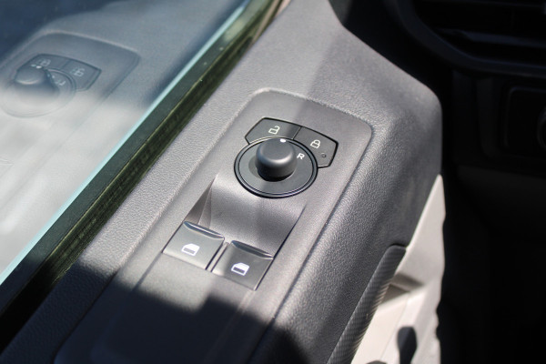 Ford Transit Custom 320 2.0 TDCI L2H1 Trend DC 136pk - Carplay - Android - Camera - Trekhaak - LED koplampen - Stoel + Stuurverwarming - Rijklaar