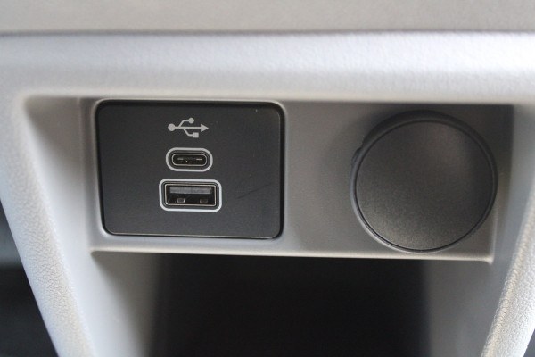 Ford Transit Custom 320 2.0 TDCI L2H1 Trend DC 136pk - Carplay - Android - Camera - Trekhaak - LED koplampen - Stoel + Stuurverwarming - Rijklaar