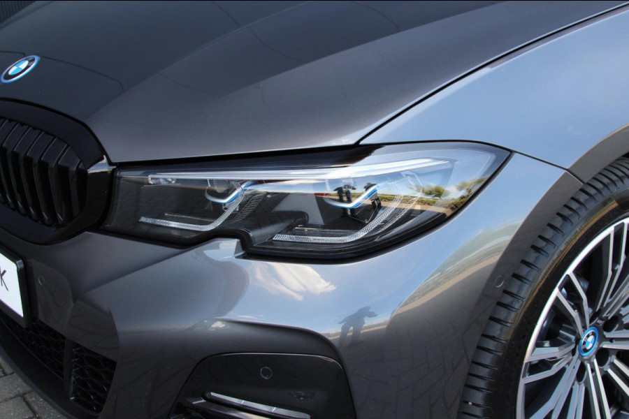 BMW 3 Serie Touring 330e M-Sport | Pano | Trekhaak | Laser | Leder |