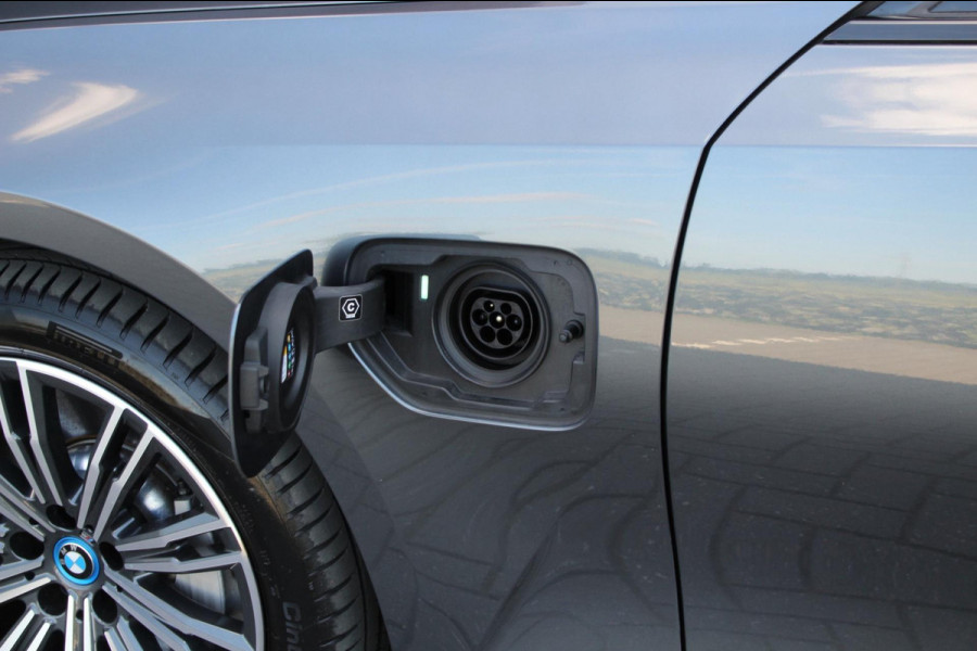 BMW 3 Serie Touring 330e M-Sport | Pano | Trekhaak | Laser | Leder |