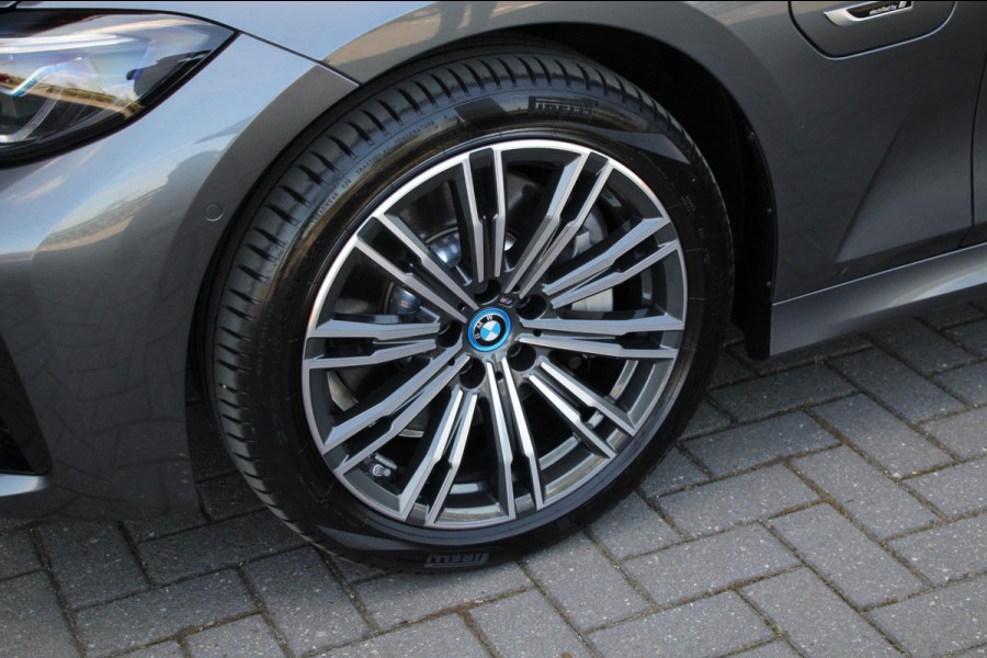 BMW 3 Serie Touring 330e M-Sport | Pano | Trekhaak | Laser | Leder |