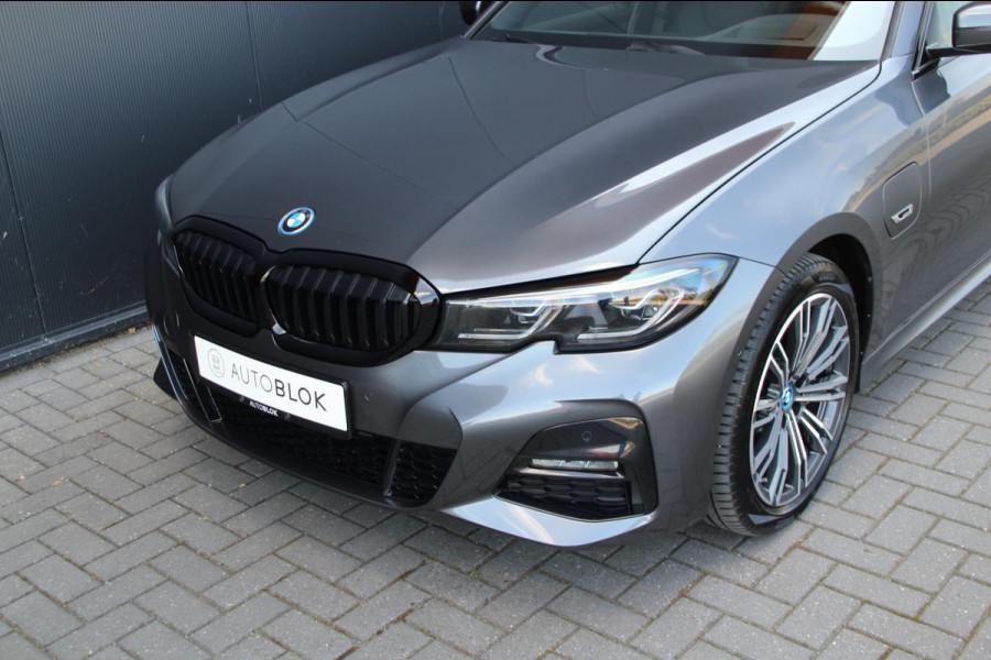BMW 3 Serie Touring 330e M-Sport | Pano | Trekhaak | Laser | Leder |