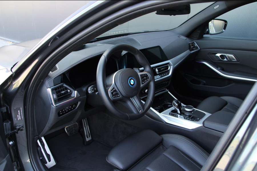 BMW 3 Serie Touring 330e M-Sport | Pano | Trekhaak | Laser | Leder |