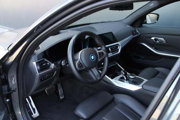 BMW 3 Serie Touring 330e M-Sport | Pano | Trekhaak | Laser | Leder |