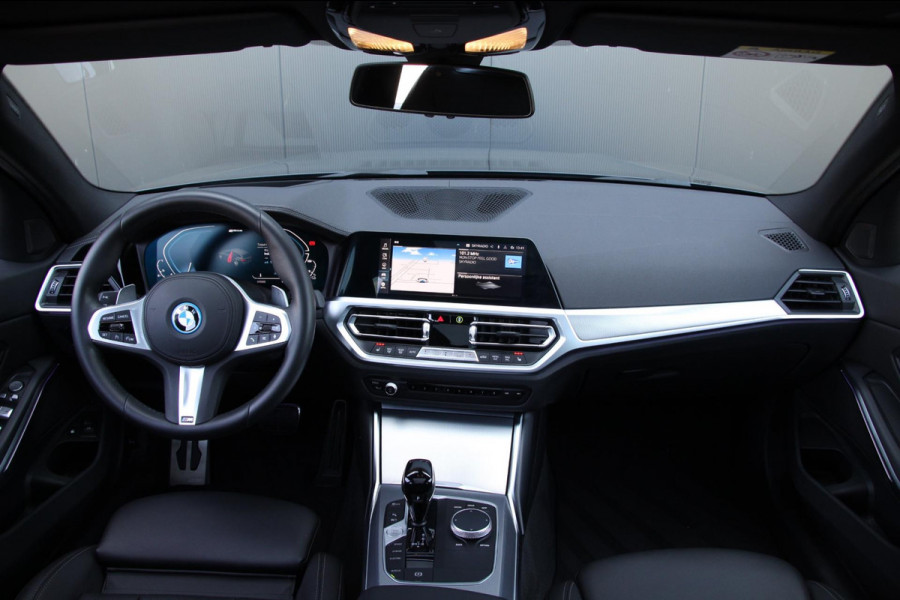 BMW 3 Serie Touring 330e M-Sport | Pano | Trekhaak | Laser | Leder |