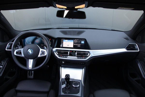 BMW 3 Serie Touring 330e M-Sport | Pano | Trekhaak | Laser | Leder |