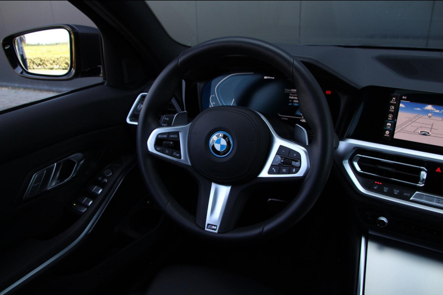 BMW 3 Serie Touring 330e M-Sport | Pano | Trekhaak | Laser | Leder |
