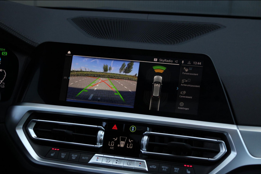 BMW 3 Serie Touring 330e M-Sport | Pano | Trekhaak | Laser | Leder |