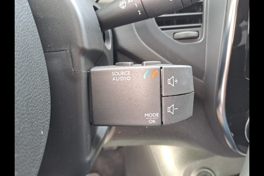 Renault Captur 0.9 TCe Intens | Xenon | Trekhaak | Stoelverwarming | R-link | Navi | PDC