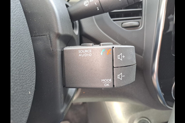 Renault Captur 0.9 TCe Intens | Xenon | Trekhaak | Stoelverwarming | R-link | Navi | PDC
