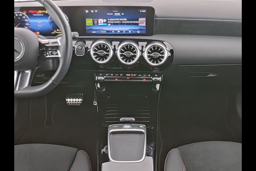 Mercedes-Benz A-Klasse 250 e AMG Face Lift Plug-In Hybride AMG Line Advanced Plus | Night Pakket | 19 Inch AMG velgen | Stoel en Stuurverwarming. Inclusief 24 maanden MB Certified garantie voor Europa.
