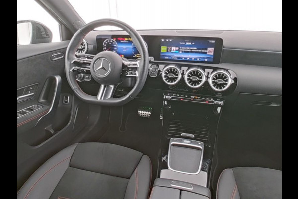 Mercedes-Benz A-Klasse 250 e AMG Face Lift Plug-In Hybride AMG Line Advanced Plus | Night Pakket | 19 Inch AMG velgen | Stoel en Stuurverwarming. Inclusief 24 maanden MB Certified garantie voor Europa.