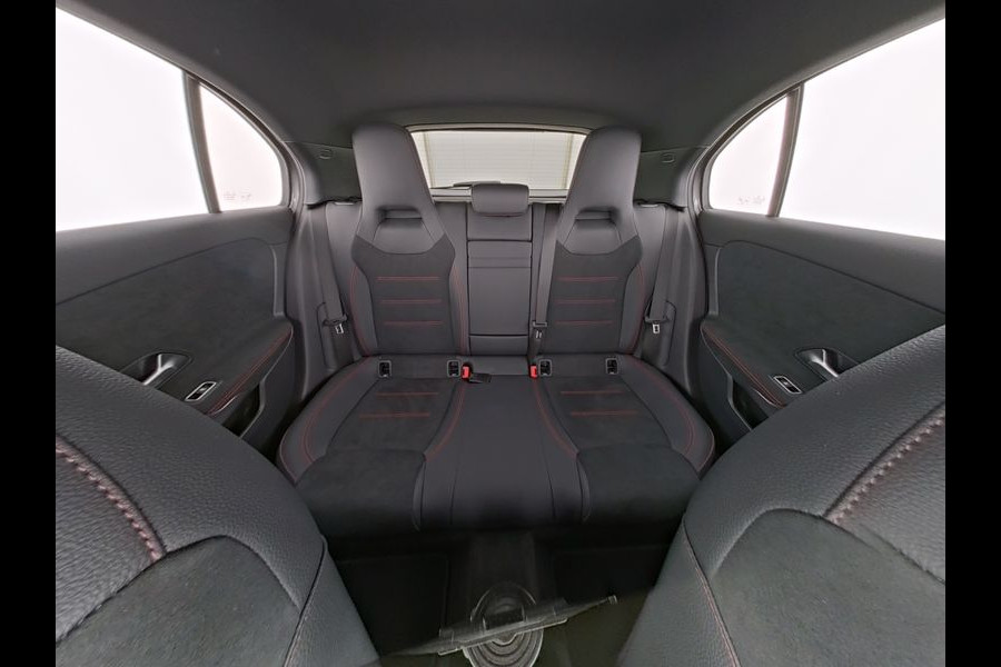Mercedes-Benz A-Klasse 250 e AMG Face Lift Plug-In Hybride AMG Line Advanced Plus | Night Pakket | 19 Inch AMG velgen | Stoel en Stuurverwarming. Inclusief 24 maanden MB Certified garantie voor Europa.