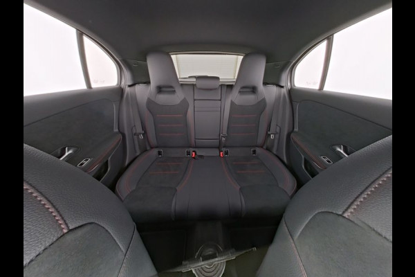 Mercedes-Benz A-Klasse 250 e AMG Face Lift Plug-In Hybride AMG Line Advanced Plus | Night Pakket | 19 Inch AMG velgen | Stoel en Stuurverwarming. Inclusief 24 maanden MB Certified garantie voor Europa.