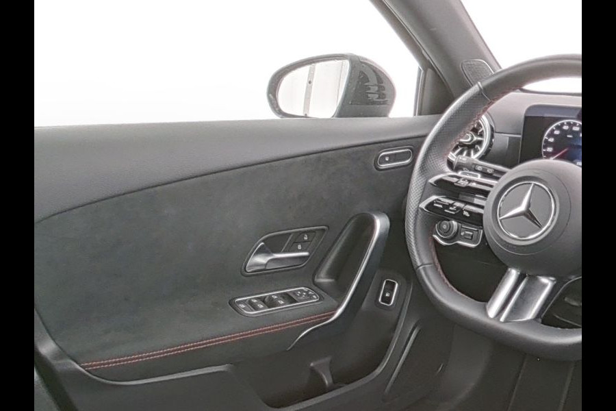 Mercedes-Benz A-Klasse 250 e AMG Face Lift Plug-In Hybride AMG Line Advanced Plus | Night Pakket | 19 Inch AMG velgen | Stoel en Stuurverwarming. Inclusief 24 maanden MB Certified garantie voor Europa.