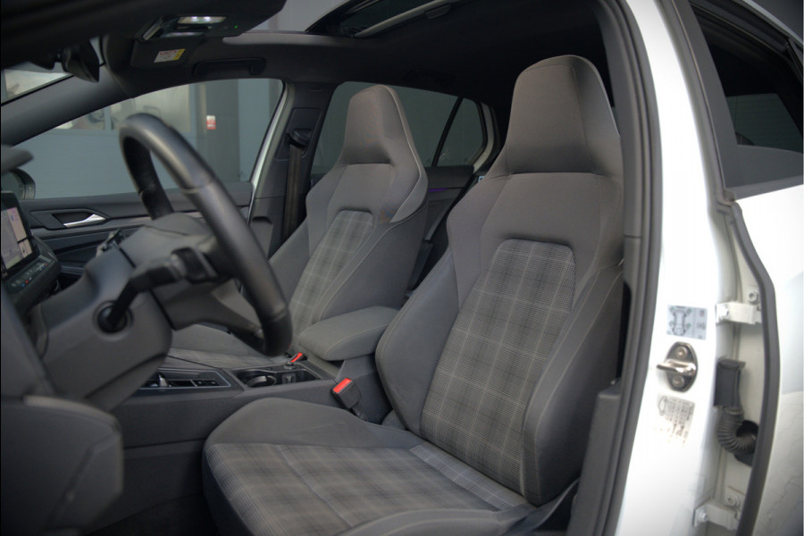 Volkswagen Golf 2.0 TDI GTD | Panoramadak | Stoelverwarming | Stuurverwarming | Adaptive Cruise Control | Apple Carplay | Sport & Sound | Adaptief Onderstel | Keyless | IQ Light LED | Camera | Ambiance Verlichting