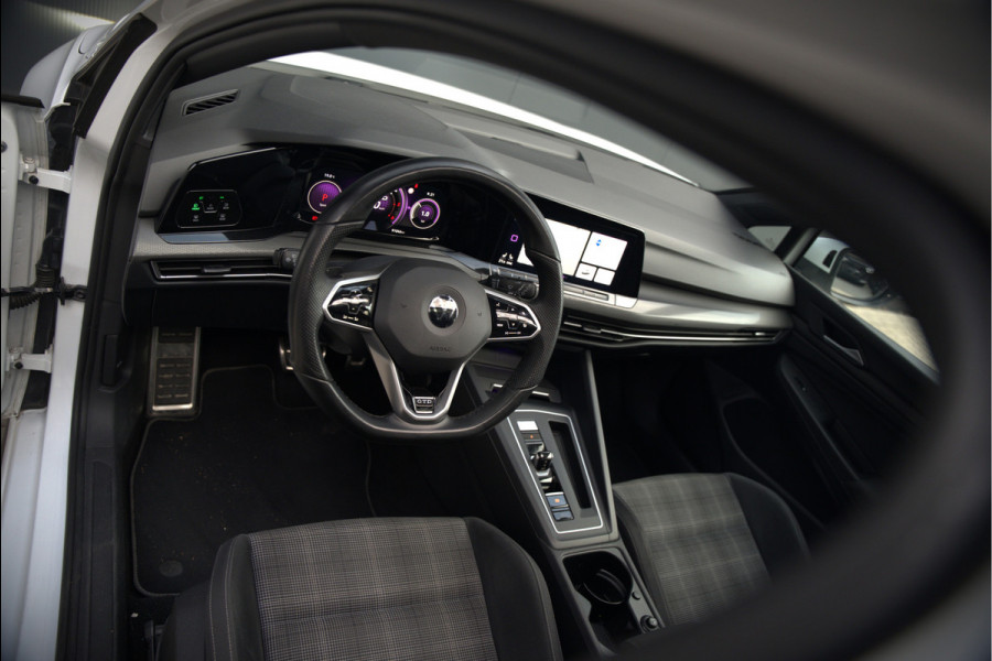 Volkswagen Golf 2.0 TDI GTD | Panoramadak | Stoelverwarming | Stuurverwarming | Adaptive Cruise Control | Apple Carplay | Sport & Sound | Adaptief Onderstel | Keyless | IQ Light LED | Camera | Ambiance Verlichting