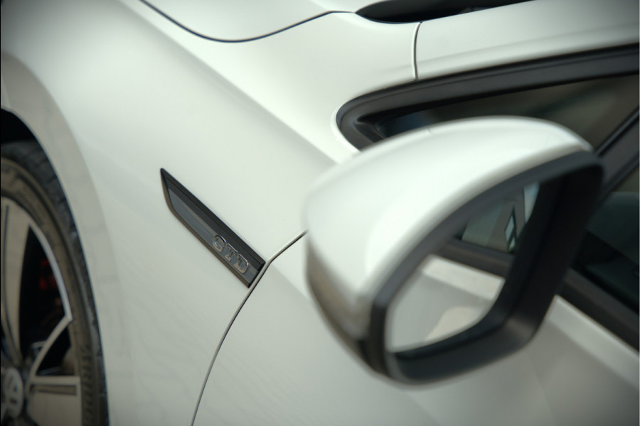 Volkswagen Golf 2.0 TDI GTD | Panoramadak | Stoelverwarming | Stuurverwarming | Adaptive Cruise Control | Apple Carplay | Sport & Sound | Adaptief Onderstel | Keyless | IQ Light LED | Camera | Ambiance Verlichting