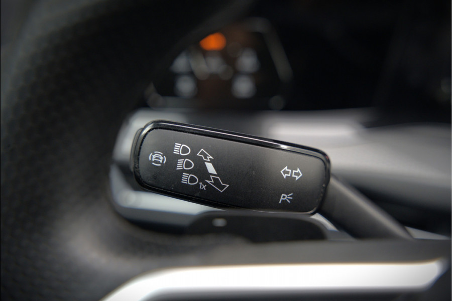 Volkswagen Golf 2.0 TDI GTD | Panoramadak | Stoelverwarming | Stuurverwarming | Adaptive Cruise Control | Apple Carplay | Sport & Sound | Adaptief Onderstel | Keyless | IQ Light LED | Camera | Ambiance Verlichting