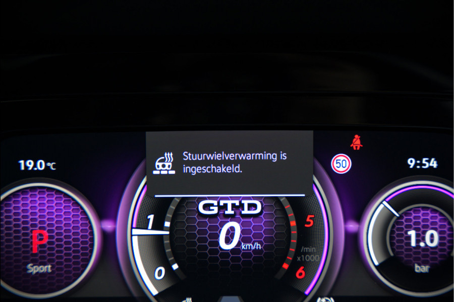 Volkswagen Golf 2.0 TDI GTD | Panoramadak | Stoelverwarming | Stuurverwarming | Adaptive Cruise Control | Apple Carplay | Sport & Sound | Adaptief Onderstel | Keyless | IQ Light LED | Camera | Ambiance Verlichting