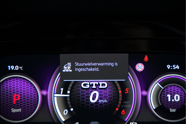 Volkswagen Golf 2.0 TDI GTD | Panoramadak | Stoelverwarming | Stuurverwarming | Adaptive Cruise Control | Apple Carplay | Sport & Sound | Adaptief Onderstel | Keyless | IQ Light LED | Camera | Ambiance Verlichting