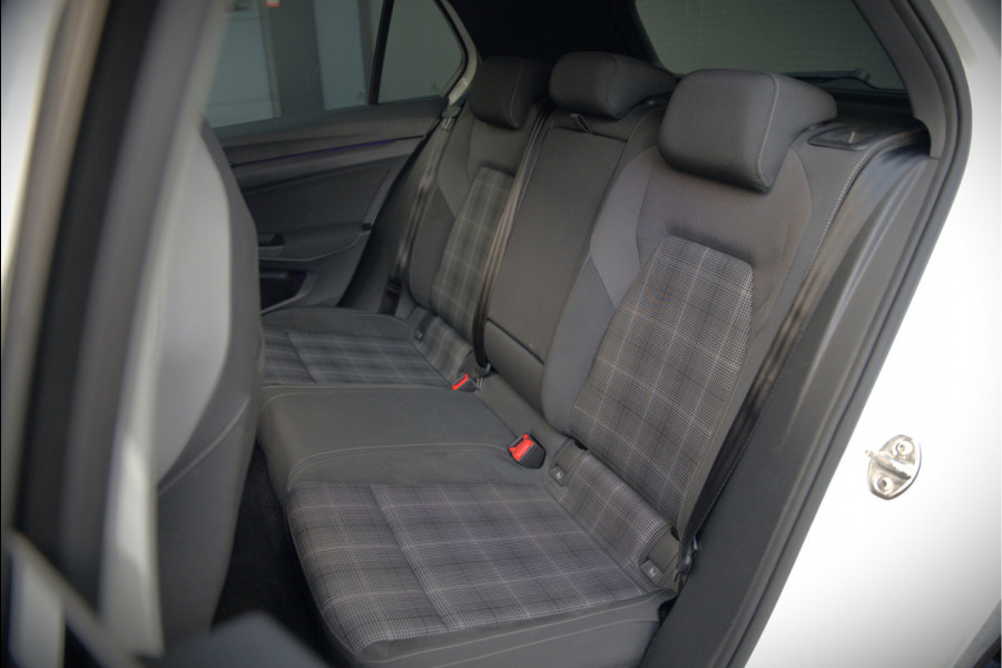 Volkswagen Golf 2.0 TDI GTD | Panoramadak | Stoelverwarming | Stuurverwarming | Adaptive Cruise Control | Apple Carplay | Sport & Sound | Adaptief Onderstel | Keyless | IQ Light LED | Camera | Ambiance Verlichting