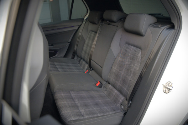 Volkswagen Golf 2.0 TDI GTD | Panoramadak | Stoelverwarming | Stuurverwarming | Adaptive Cruise Control | Apple Carplay | Sport & Sound | Adaptief Onderstel | Keyless | IQ Light LED | Camera | Ambiance Verlichting