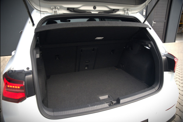 Volkswagen Golf 2.0 TDI GTD | Panoramadak | Stoelverwarming | Stuurverwarming | Adaptive Cruise Control | Apple Carplay | Sport & Sound | Adaptief Onderstel | Keyless | IQ Light LED | Camera | Ambiance Verlichting