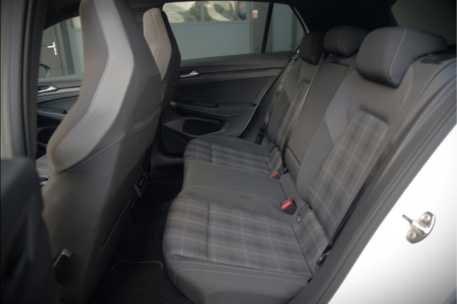 Volkswagen Golf 2.0 TDI GTD | Panoramadak | Stoelverwarming | Stuurverwarming | Adaptive Cruise Control | Apple Carplay | Sport & Sound | Adaptief Onderstel | Keyless | IQ Light LED | Camera | Ambiance Verlichting