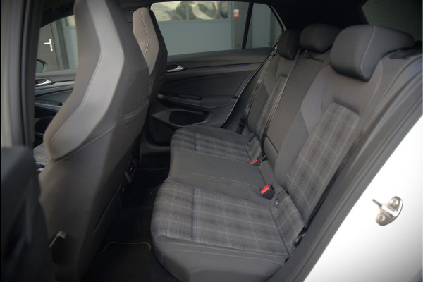 Volkswagen Golf 2.0 TDI GTD | Panoramadak | Stoelverwarming | Stuurverwarming | Adaptive Cruise Control | Apple Carplay | Sport & Sound | Adaptief Onderstel | Keyless | IQ Light LED | Camera | Ambiance Verlichting