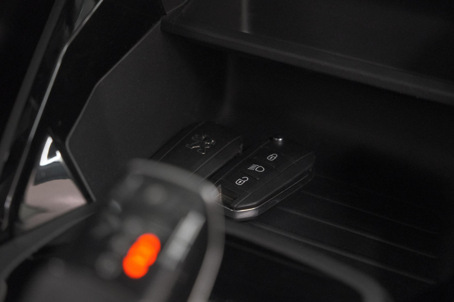 Peugeot 208 PureTech 100 EAT8 Active | Trekhaak | Parkeersensoren | Navigatie | Apple Carplay