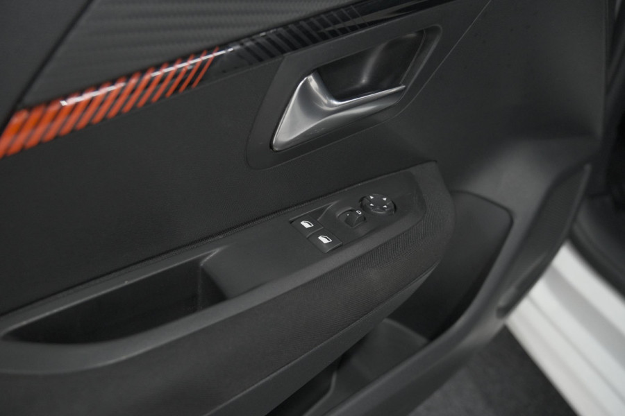 Peugeot 208 PureTech 100 EAT8 Active | Trekhaak | Parkeersensoren | Navigatie | Apple Carplay