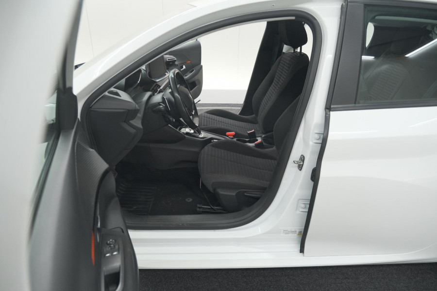 Peugeot 208 PureTech 100 EAT8 Active | Trekhaak | Parkeersensoren | Navigatie | Apple Carplay