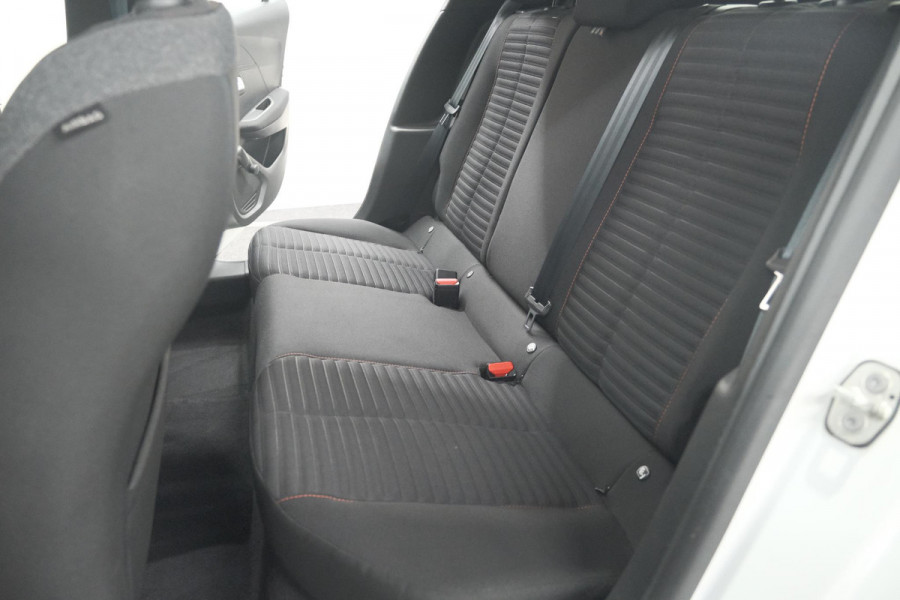 Peugeot 208 PureTech 100 EAT8 Active | Trekhaak | Parkeersensoren | Navigatie | Apple Carplay