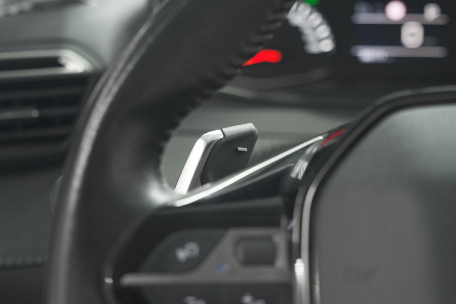 Peugeot 208 PureTech 100 EAT8 Active | Trekhaak | Parkeersensoren | Navigatie | Apple Carplay