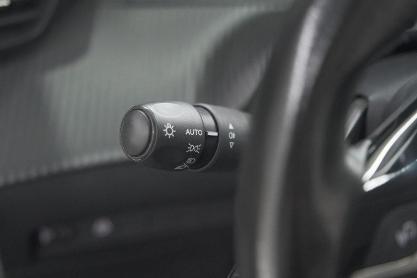Peugeot 208 PureTech 100 EAT8 Active | Trekhaak | Parkeersensoren | Navigatie | Apple Carplay
