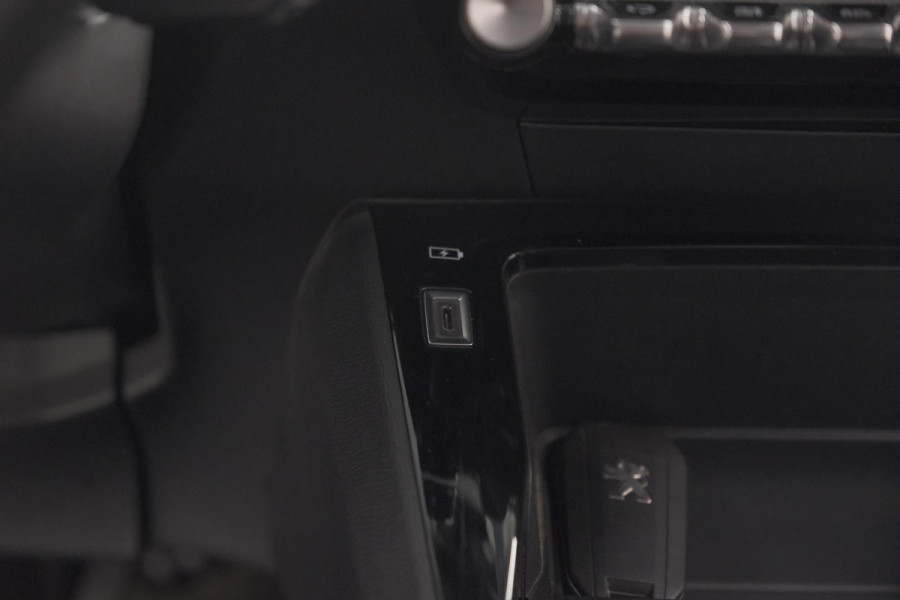 Peugeot 208 PureTech 100 EAT8 Active | Trekhaak | Parkeersensoren | Navigatie | Apple Carplay